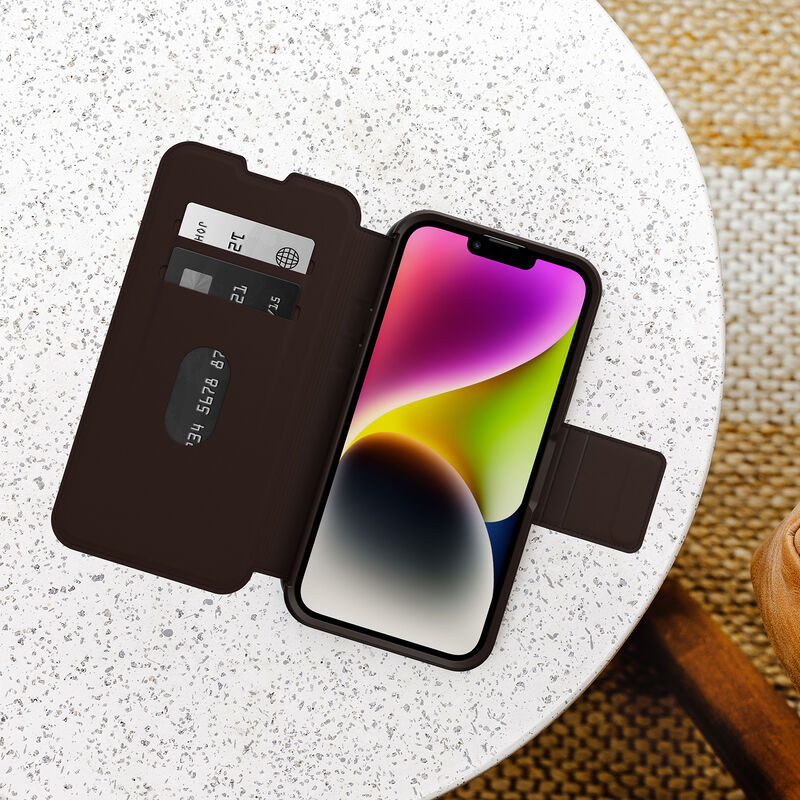 product image 4 - iPhone 14 Plus Leather Folio Strada Series